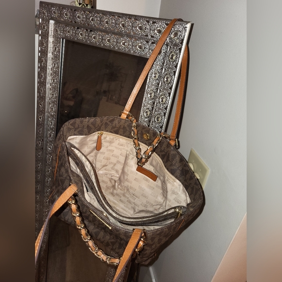 Michael Kors Monogram Satchel😍👜 - Picture 11 of 12